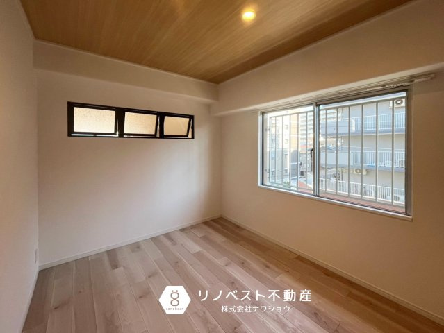 シャルム小阪壱番館の洋室|約6帖の洋室♪
LDKに面した小窓がオシャレですね♪子供部屋におすすめ◎