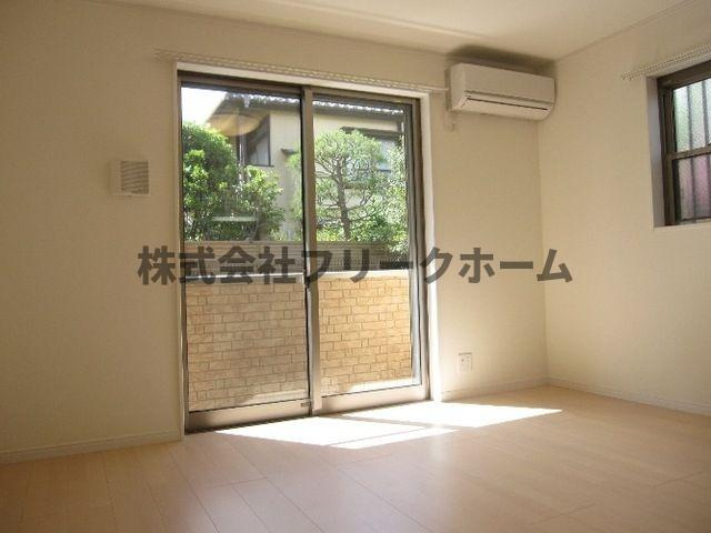 武蔵野市吉祥寺北町１丁目のアパートの居間・リビング