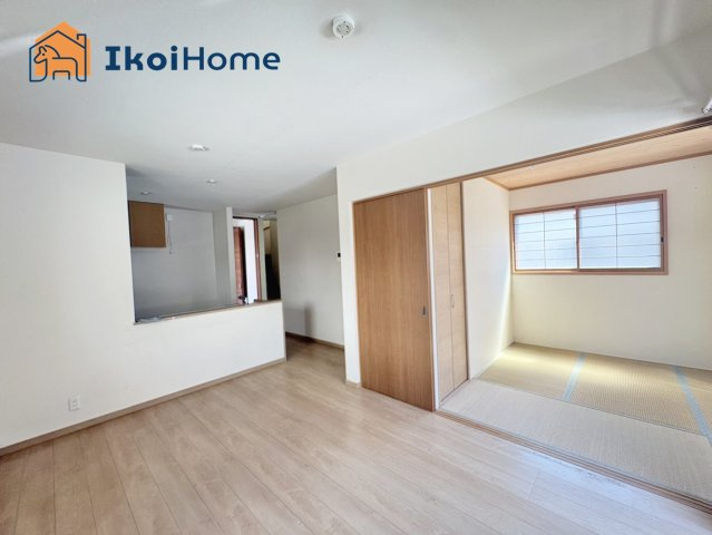 明石市朝霧町1丁目　中古戸建の居間・リビング|●年中無休：・当日予約可●1階のLDK13帖です。カウンターキッチンからは室内が見渡せます。