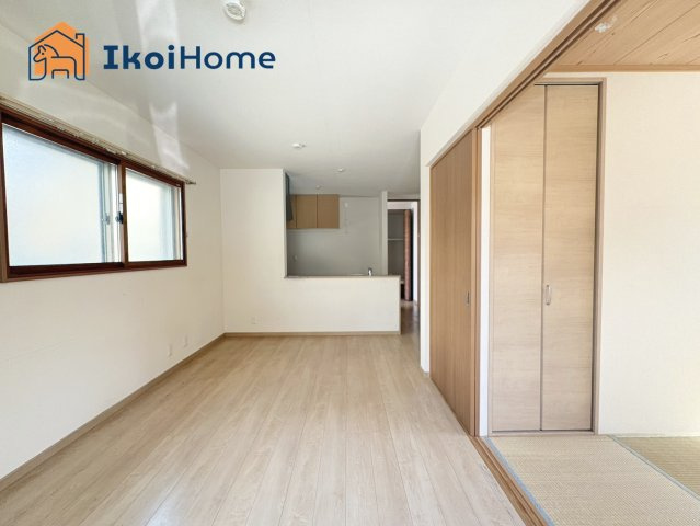 明石市朝霧町1丁目　中古戸建の居間・リビング|●年中無休：当日予約可●リビングは長方形で家具を配置しやすい間取りになっています。