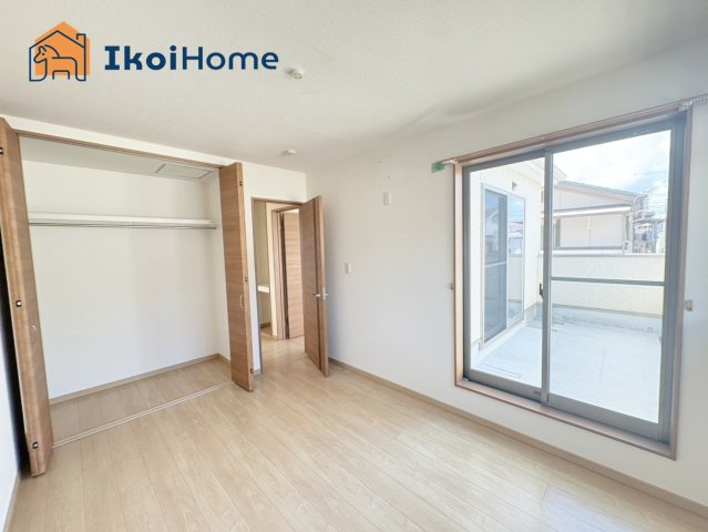 明石市朝霧町1丁目　中古戸建の寝室|●年中無休：当日予約可●洋室には大きな収納ございますので豊富に収納可能です。