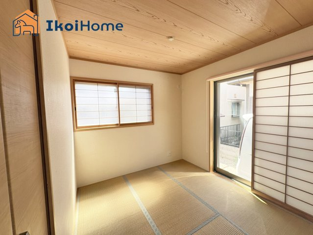 明石市朝霧町1丁目　中古戸建の内装|●年中無休：当日予約可●和室4.4帖です。収納も充実し、２面採光で明るいです。押入れもあります！