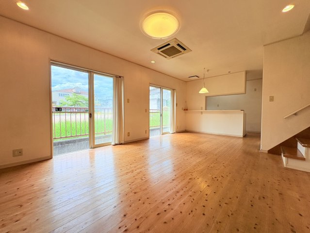 有野中町３丁目一戸建の居間・リビング