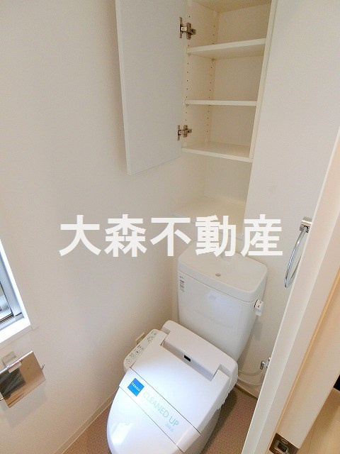 レジディア大森Ⅱのトイレ|吊戸棚と温水洗浄便座付きトイレ