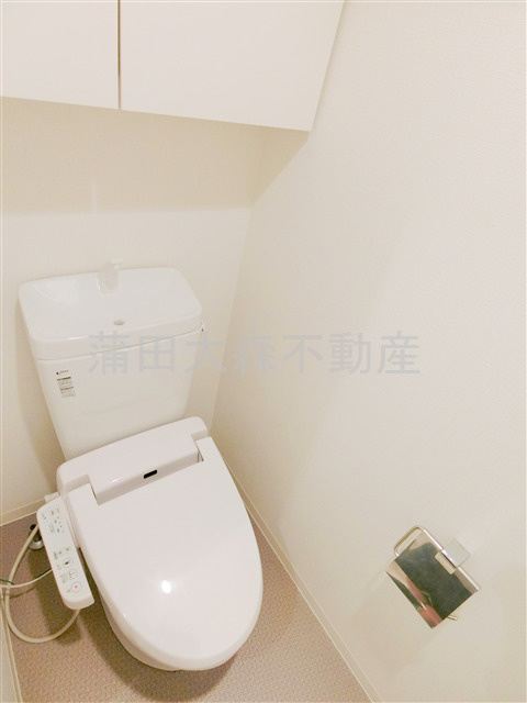 レジディア大森Ⅱのトイレ|吊戸棚と温水洗浄便座付きントイレ