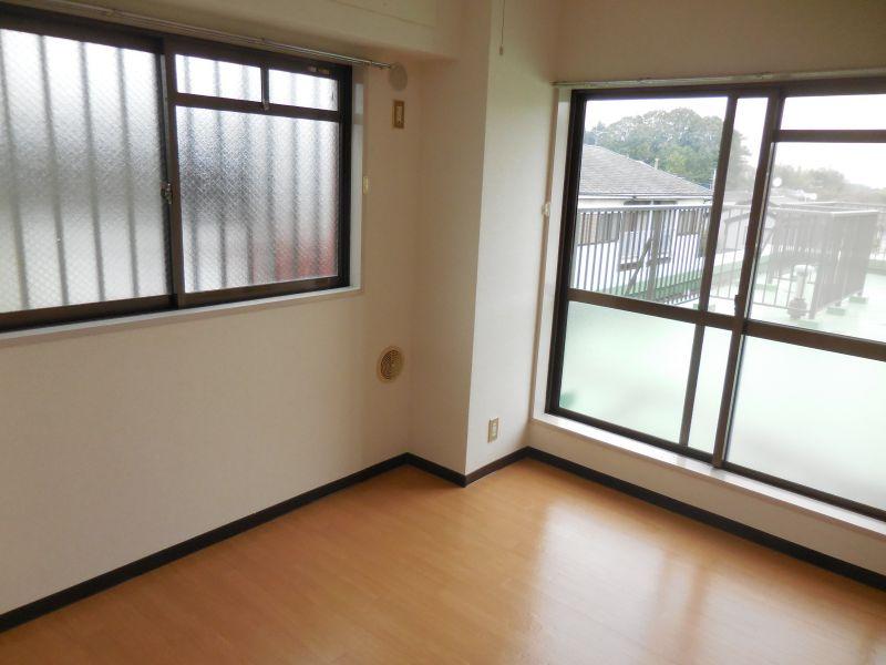 川崎市多摩区栗谷２丁目の賃貸マンションの居間・リビング