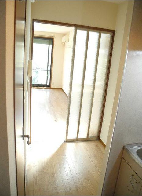 河野邸の内装|キッチンから洋室への引戸が半透明なので窓からの明かりも届きます