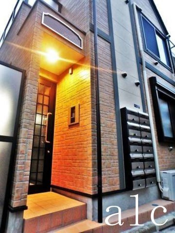 新宿区戸山３丁目のアパートのエントランス|清潔なエントランスです
