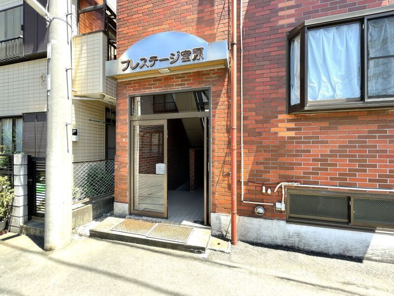 プレステージ宮原のエントランス