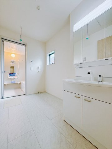 【新築戸建】富岡中高瀬第8 の独立洗面台|■洗面室（1号棟）｜大きな鏡で朝の身支度もラクラク♪毎日の忙しい準備が楽しくなる洗面所です(^^♪