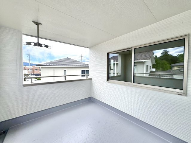 【新築戸建】富岡中高瀬第8 のバルコニー|■バルコニー（1号棟）｜普通のバルコニーより広い仕様のバルコニー。洗濯物やお布団だけでなく雨の日にたまった洗濯物はもちろん、プランターを置くことで家庭菜園も可能です♪