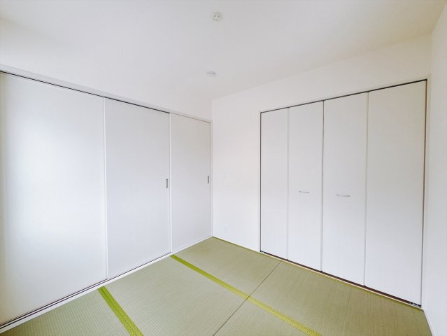 【新築戸建】富岡中高瀬第8 の和室|■1階和室（1号棟）｜意外と場所をとるアイロンがけや、お洗濯物を畳むときにも広々と使うことができ、ちょっと一休みしたいとき、すぐに横になれるのも魅力です♪