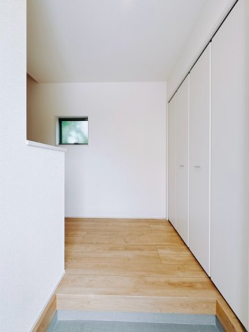 【新築戸建】富岡中高瀬第8 の玄関|■和室（1号棟）｜意外と場所をとるアイロンがけや、お洗濯物を畳むときにも広々と使うことができ、ちょっと一休みしたいとき、すぐに横になれるのも魅力です♪