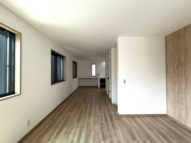 駅もスーパーもあって？学校も近くて平坦地？控えめに言って最高立地◎難しく聞こえる借地権は深掘るとメリットもあります☆な【西区中央2丁目借地権付き新築戸建】の居間・リビング|使いやすい居間です