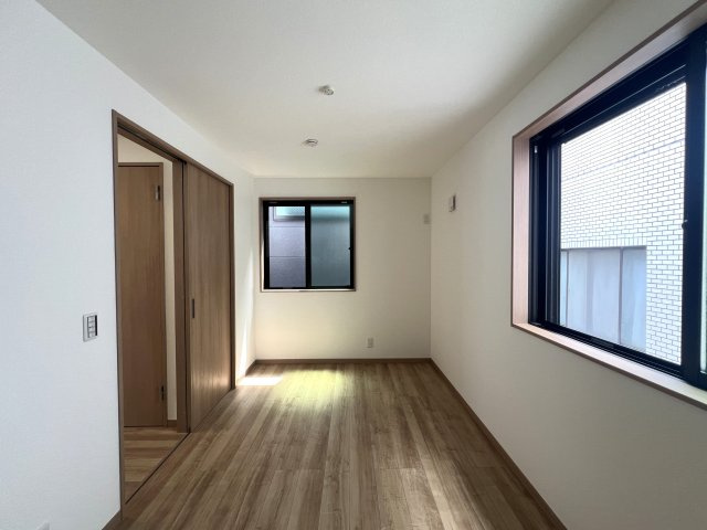 駅もスーパーもあって？学校も近くて平坦地？控えめに言って最高立地◎難しく聞こえる借地権は深掘るとメリットもあります☆な【西区中央2丁目借地権付き新築戸建】の洋室|洋室です
