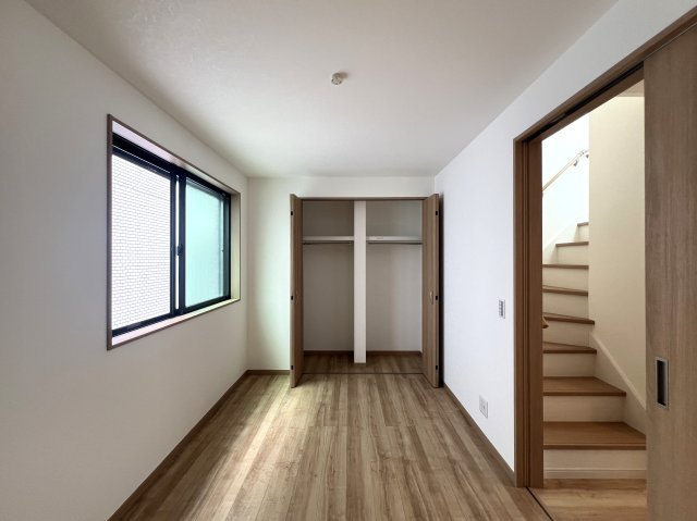 駅もスーパーもあって？学校も近くて平坦地？控えめに言って最高立地◎難しく聞こえる借地権は深掘るとメリットもあります☆な【西区中央2丁目借地権付き新築戸建】の洋室|個人の部屋や寝室として使える洋室です