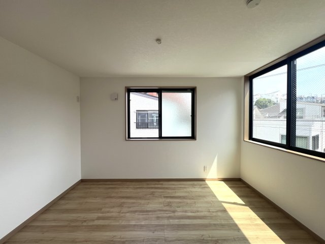 駅もスーパーもあって？学校も近くて平坦地？控えめに言って最高立地◎難しく聞こえる借地権は深掘るとメリットもあります☆な【西区中央2丁目借地権付き新築戸建】の洋室|個人の部屋や寝室として使える洋室です