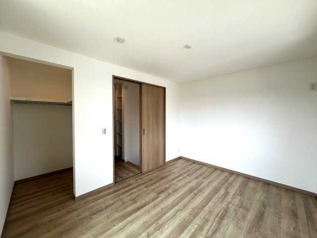 駅もスーパーもあって？学校も近くて平坦地？控えめに言って最高立地◎難しく聞こえる借地権は深掘るとメリットもあります☆な【西区中央2丁目借地権付き新築戸建】の洋室|広々とした洋室です