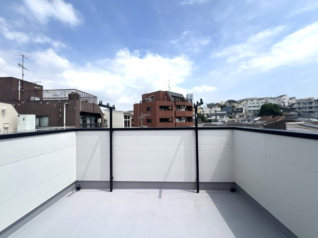 駅もスーパーもあって？学校も近くて平坦地？控えめに言って最高立地◎難しく聞こえる借地権は深掘るとメリットもあります☆な【西区中央2丁目借地権付き新築戸建】のバルコニー|お洗濯にも便利なバルコニー付き