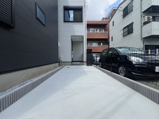 駅もスーパーもあって？学校も近くて平坦地？控えめに言って最高立地◎難しく聞こえる借地権は深掘るとメリットもあります☆な【西区中央2丁目借地権付き新築戸建】の駐車場|車をお持ちの方に嬉しい駐車場付きの物件です
