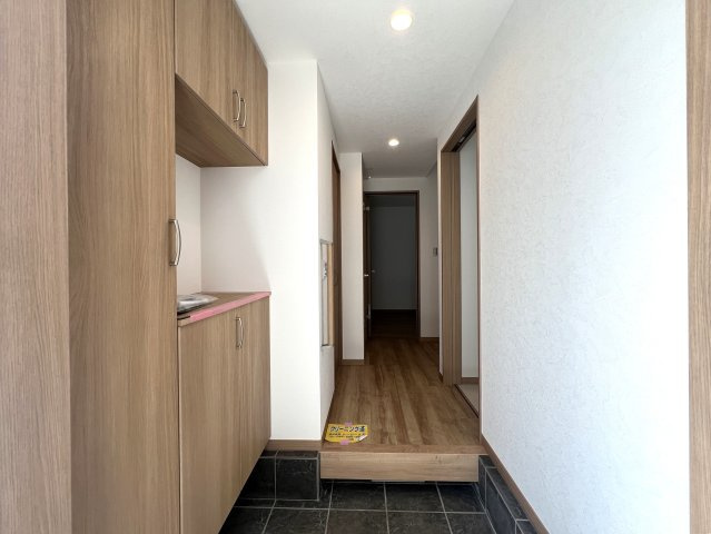 駅もスーパーもあって？学校も近くて平坦地？控えめに言って最高立地◎難しく聞こえる借地権は深掘るとメリットもあります☆な【西区中央2丁目借地権付き新築戸建】の玄関|明るい玄関です