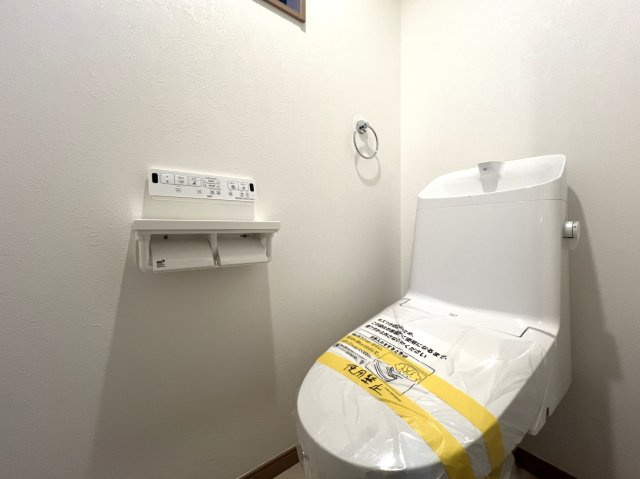 駅もスーパーもあって？学校も近くて平坦地？控えめに言って最高立地◎難しく聞こえる借地権は深掘るとメリットもあります☆な【西区中央2丁目借地権付き新築戸建】のトイレ|ゆったりとした空間のトイレです