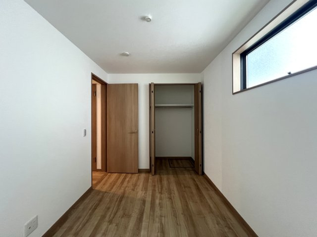 駅もスーパーもあって？学校も近くて平坦地？控えめに言って最高立地◎難しく聞こえる借地権は深掘るとメリットもあります☆な【西区中央2丁目借地権付き新築戸建】の洋室|きれいな洋室です