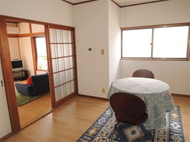 川崎市多摩区菅４丁目のアパートの居間・リビング