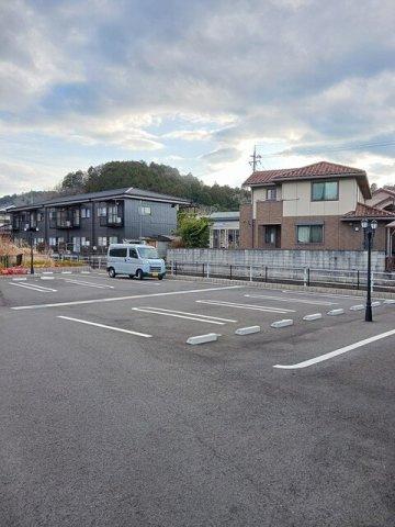 【駐車場】 | アルディエンテ栄町 | 駐車場があるので、車を買う予定の方も安心です