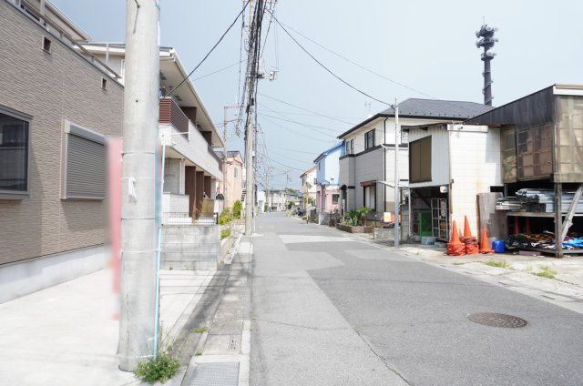 草加市瀬崎5丁目 中古戸建の前面道路含む現地写真