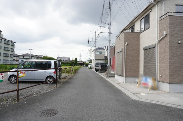 草加市瀬崎5丁目 中古戸建の前面道路含む現地写真