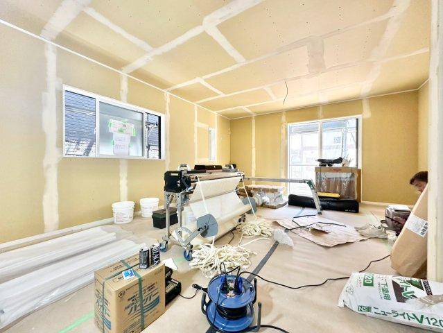 クレイドルガーデン　東海市加木屋町第37 の居間・リビング|一棟一棟、丁寧な手仕事で。着実に進む工事の様子から品質の高さが伝わります									
									