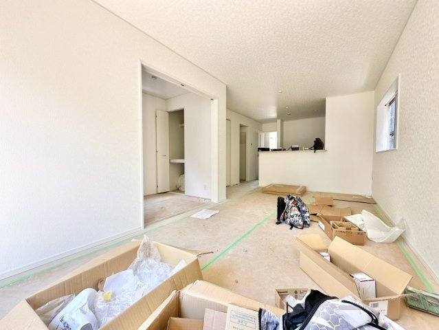 クレイドルガーデン　東海市加木屋町第37 の居間・リビング|一棟一棟、丁寧な手仕事で。着実に進む工事の様子から品質の高さが伝わります									
									