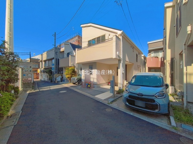 杉並区高円寺北3丁目 の前面道路含む現地写真|伸びやかな東側4ｍ私道に面する
高円寺の生活しやすい住環境です