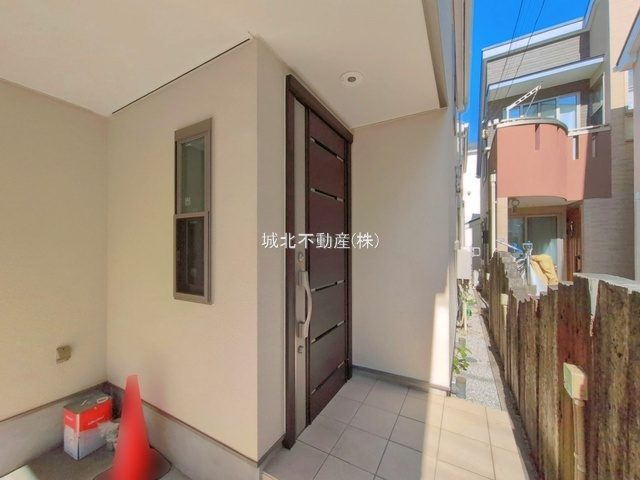 杉並区高円寺北3丁目 の玄関|土地面積/75㎡建物面積79.28㎡の3LDKの中古戸建。
伸びやかな東側4ｍ私道に面する戸建てです