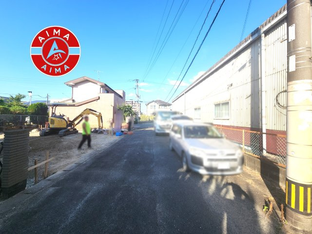糟屋郡粕屋町柚須第4-1棟（1号棟）の前面道路含む現地写真|前面道路は閑静な住宅地をはしる車通りの少ない道路。お車の出し入れが苦手なママや小さなお子様にも安心ですね。しっかり舗装もされているので、ベビーカーや自転車で通っても快適に通行できます。