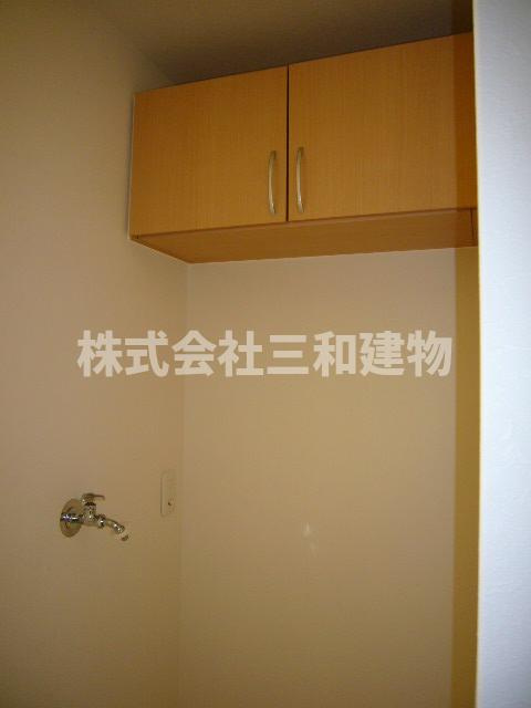 Ｓａｙｕｓａの設備|洗濯機置き場の上部に吊戸棚が設置されています！洗剤や小物の収納に便利です！