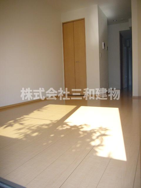 Ｓａｙｕｓａの内装|洋室６帖です！お隣の敷地に広い空間があるので１０１号室はかなり明るいです！