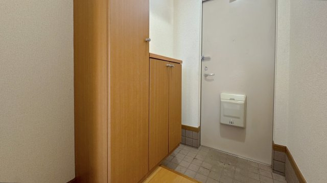 シャン・ド・フルールⅠの玄関|※対象不動産別部屋反転タイプの間取となります。