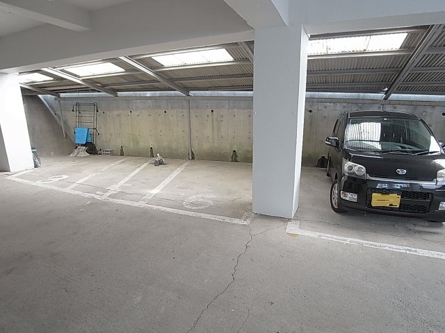 ネオライフ鈴蘭台の駐車場|敷地内駐車場
