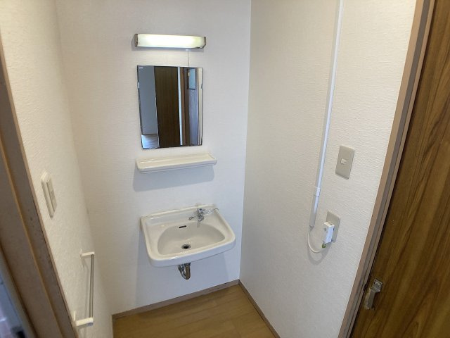 ネオライフ鈴蘭台の洗面所|小さな洗面台