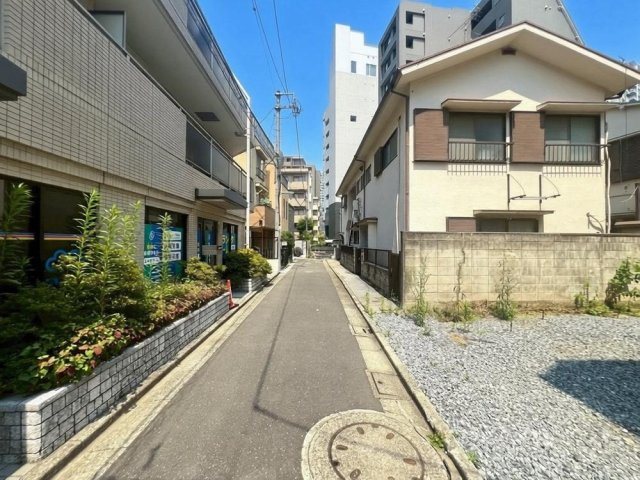 品川区西五反田　建築条件付売地B区画の前面道路含む現地写真