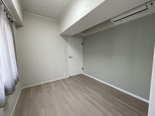 芦屋シティハイツの洋室|約4.8帖洋室。※設置されている家具・小物・照明はディスプレイ用です。