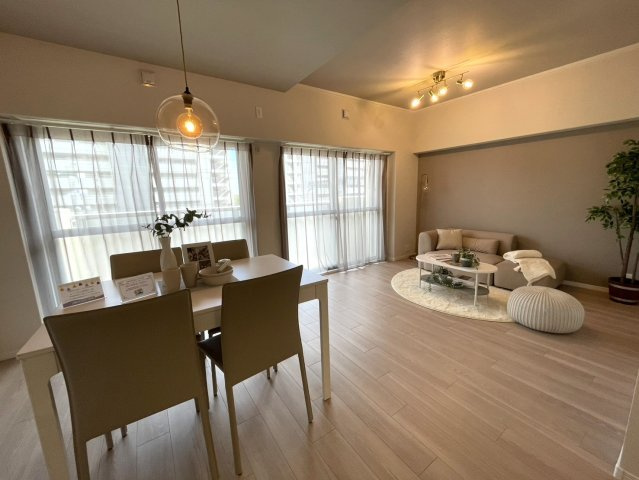芦屋シティハイツの居間・リビング|LDKにはウィークインクローゼットがございます。※設置されている家具・小物・照明はディスプレイ用です。