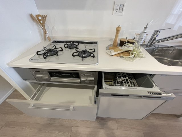芦屋シティハイツのキッチン|3口コンロでお料理もはかどります。※設置されている家具・小物・照明はディスプレイ用です。