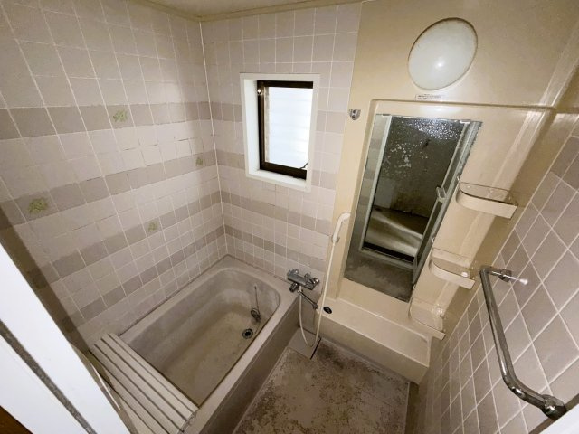 橿原市東坊城町の浴室|窓のある明るいお風呂です
