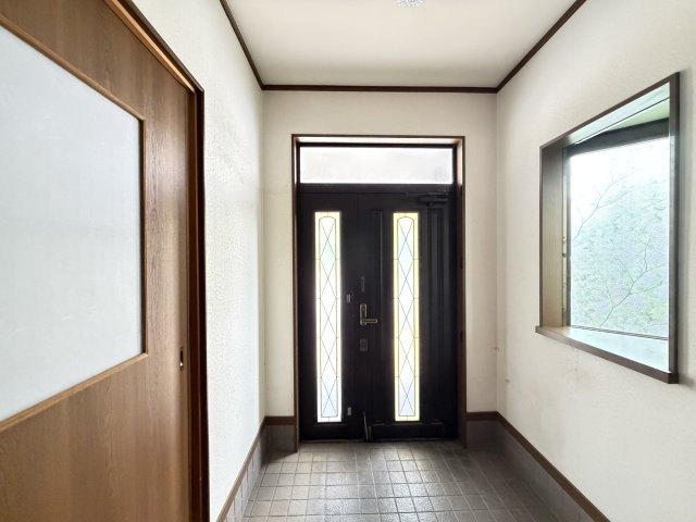 橿原市東坊城町の玄関|親子扉の広い玄関です