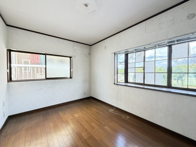 橿原市東坊城町の洋室|出窓もオシャレな明るい洋室７帖