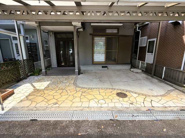 橿原市東坊城町の駐車場|屋根付きの駐車スペースで、雨の日の乗り降りもスムーズ