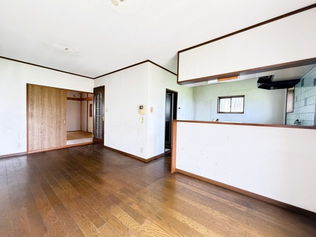 橿原市東坊城町の居間・リビング|明るく開放的な広々LDK
